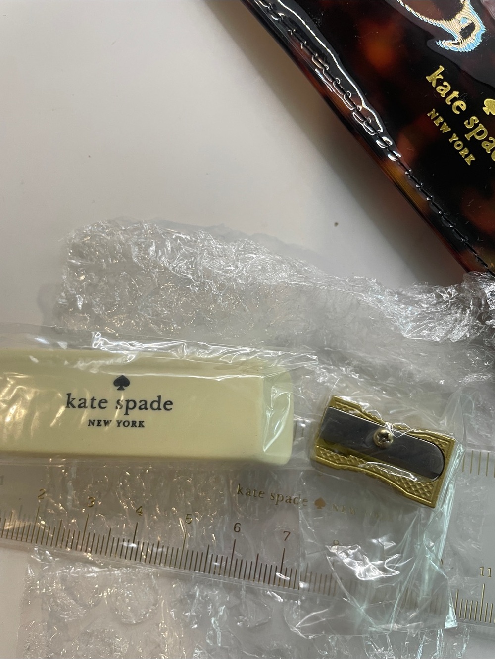 kate spade Tortoiseshell Clear Zip Pouch with Gold Hardware 000922 - Picture 9 of 9